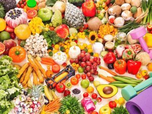 Fructe, legume, echipamente sportive pentru un stil de viață sănătos.