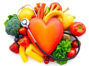 Inima sănătoasă din fructe și legume proaspete.
