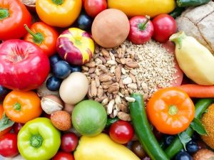 Asortiment colorat de fructe și legume proaspete.