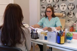 Menopauza fără oboseală, bufeuri și insomnii – viziunea Dr. Lorena Turculeț și terapia Drip