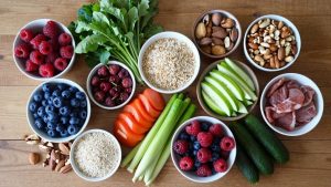 Ingrediente proaspete pentru un meniu echilibrat pe o masă.